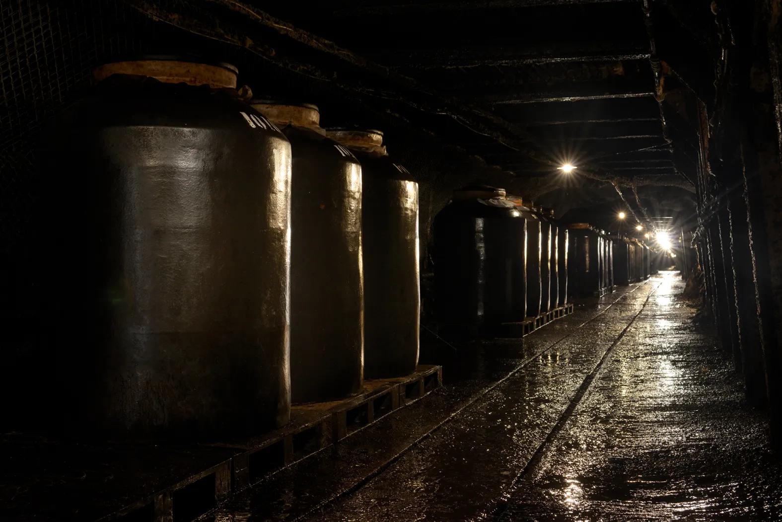 Storage and Aging Processes in the Kinzan Mine. What Makes it Unique?