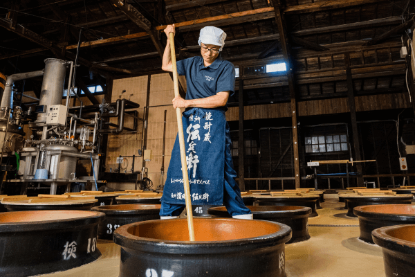 Traditional method of fermentation in the jar was the standard in the Meiji period.